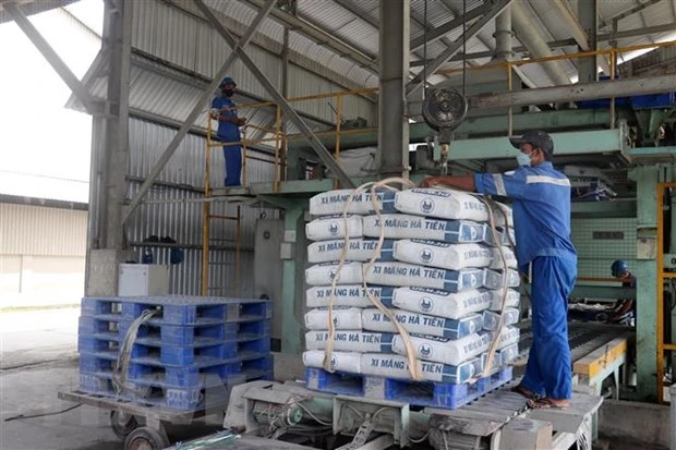 Sản xuất ximăng tại Công ty Cổ phần Ximăng Hà Tiên trên địa bàn huyện Kiên Lương, Kiên Giang. (Ảnh: Lê Huy Hải/TTXVN)