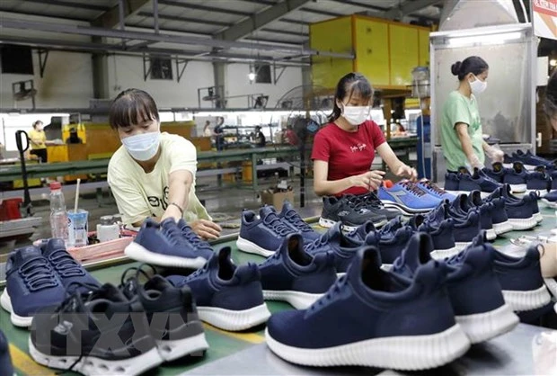 Sản xuất da giày xuất khẩu vào thị trường EU. (Ảnh: Trần Việt/TTXVN)