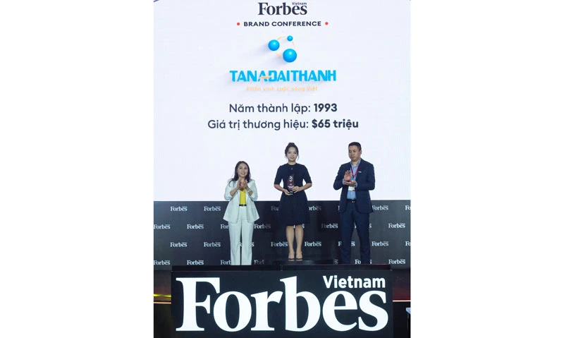 Bà Nguyễn Ngọc Thùy Dương, Phó TGĐ Tập đoàn Tân Á Đại Thành nhận chứng nhận vinh danh từ Forbes Việt Nam