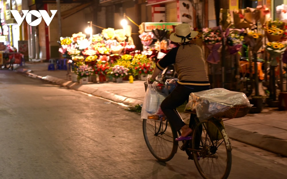 Với chị Nguyễn Thu Thủy đạp xe rong ruổi khắp phố phường bán bánh khúc, 20/10 với chị cũng là ngày bình thường.