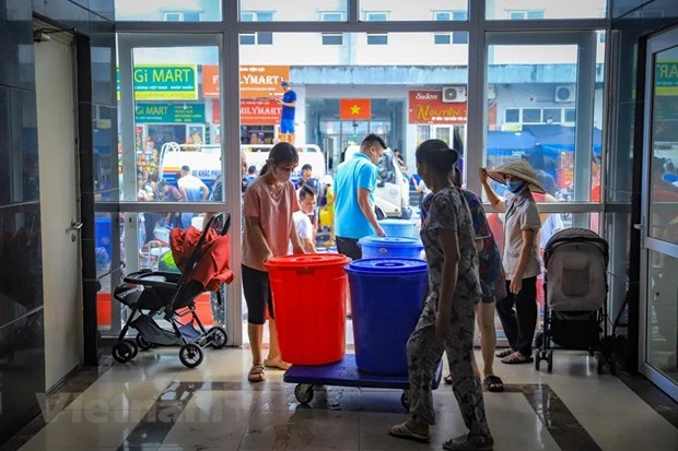 Việc cấp nước tại Khu Đô thị Thanh Hà những ngày vừa qua gặp khó khăn. (Ảnh: Hoài Nam/Vietnam+)