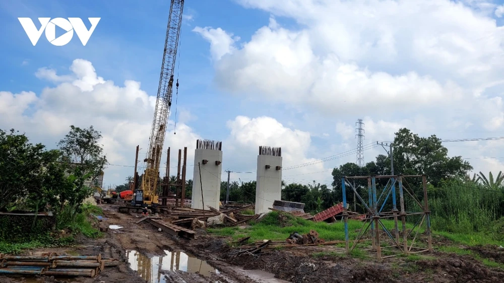 Dự án xây dựng cầu Rạch Miễu 2 nối liền tỉnh Tiền Giang- Bến Tre vẫn thi công chậm do một số khó khăn chưa được giải quyết 