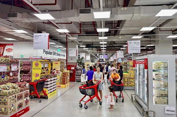 Người tiêu dùng mua sắm hàng hóa tại Lotte Mart. (Ảnh: Xuân Quảng/Vietnam+) 