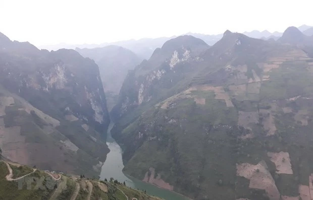 Đèo Mã Pí Lèng được du khách mệnh danh là một trong "tứ đại đỉnh đèo" thuộc vùng núi phía Bắc của Việt Nam. (Ảnh: Nguyễn Chiến/TTXVN)