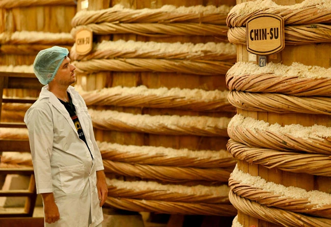 Chad Kubanoff ngẩn ngơ ở nhà thùng Chin-su Phú Quốc. Mỗi thùng gỗ này chứa từ 13 - 15 tấn cá cơm.