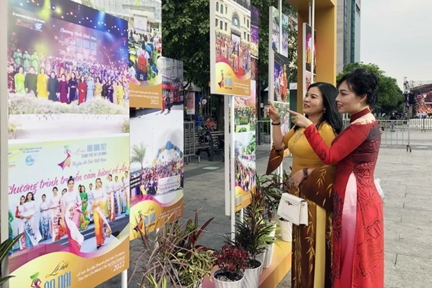 Triển lãm hình ảnh cuộc thi “Áo dài với gia đình” tại công viên Tượng đài Chủ tịch Hồ Chí Minh và đường Nguyễn Huệ, Thành phố Hồ Chí Minh. (Ảnh: Mỹ Phương/TTXVN)