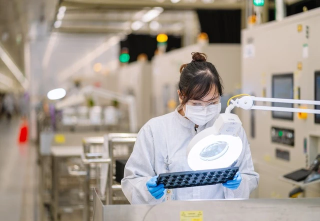 Lao động làm việc tại nhà máy lắp ráp và thử nghiệm vi mạch điện tử của Công ty TNHH Intel Products Việt Nam - Ảnh: Intel Products Việt Nam