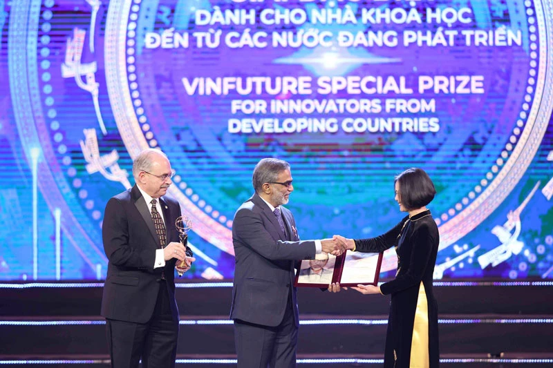 Giáo sư Thalappil Pradeep nhận Giải đặc biệt VinFuture 2022 dành cho Nhà khoa học từ các quốc gia đang phát triển. 