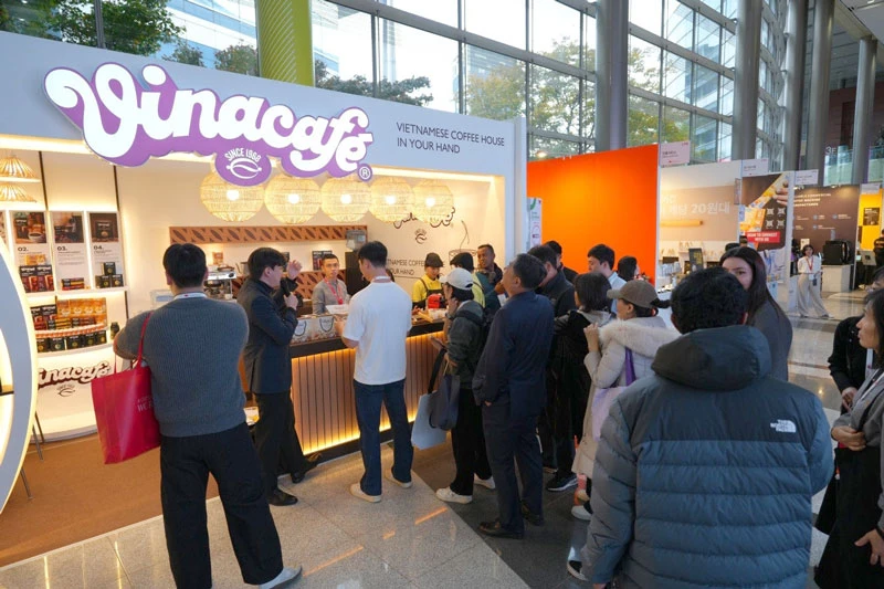 Trong những ngày diễn ra sự kiện, Vinacafé giới thiệu các dòng sản phẩm cà phê Việt đa dạng, mới mẻ và cải tiến đến người tiêu dùng Hàn Quốc và quốc tế.