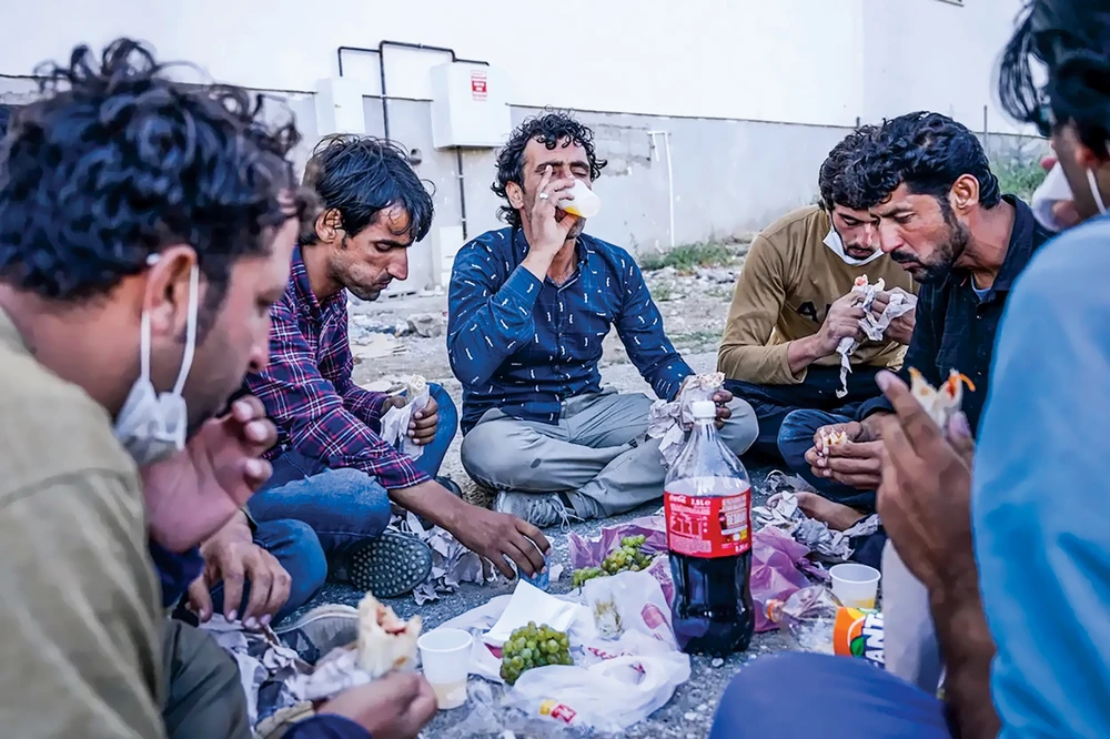 Người di cư chờ xe buýt đến miền tây Thổ Nhĩ Kỳ, sau khi đi bộ 200 km từ biên giới Iran.