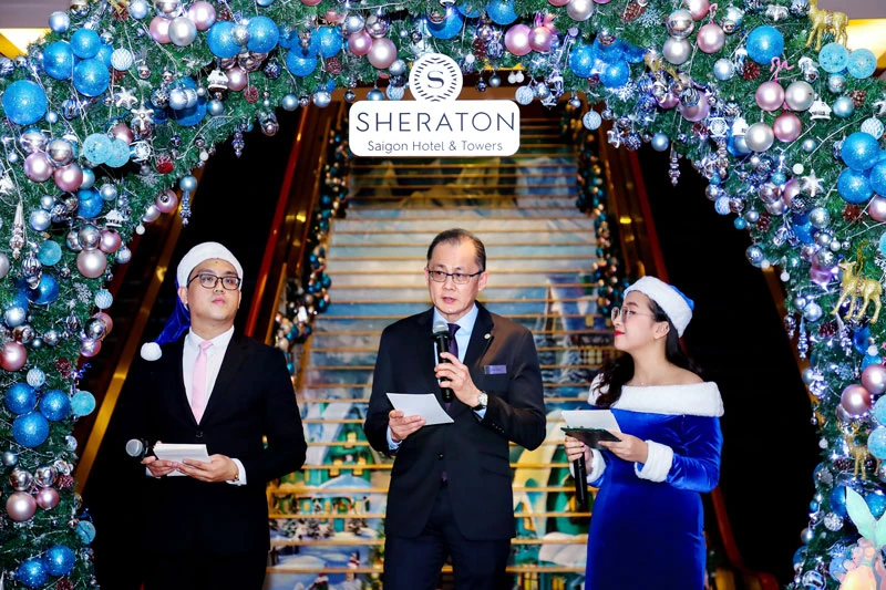 Khách sạn Sheraton Saigon Hotel & Towers vừa chính thức khởi động mùa lễ hội với sự kiện thắp sáng cây thông Giáng sinh tại đại sảnh khách sạn.