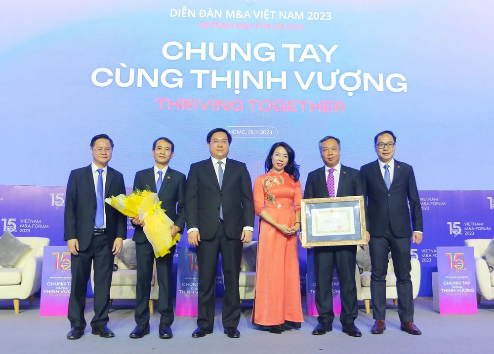Bộ trưởng Bộ Kế hoạch và Đầu tư Nguyễn Chí Dũng tặng bằng khen cho Báo Đầu tư về những kết quả tích cực và nổi bật mà Diễn đàn M&A Việt Nam đem lại trong 15 năm qua.
