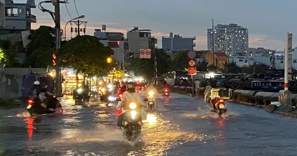 Nước ngập trên đường Trần Xuân Soạn, Quận 7, Thành phố Hồ Chí Minh. (Ảnh: Hồng Giang/TTXVN)