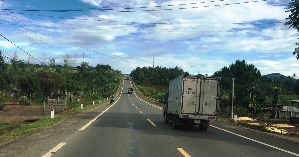 Phương tiện lưu thông trên đoạn tuyến đường Hồ Chí Minh qua khu vực Tây Nguyên. (Ảnh: Việt Hùng/Vietnam+)