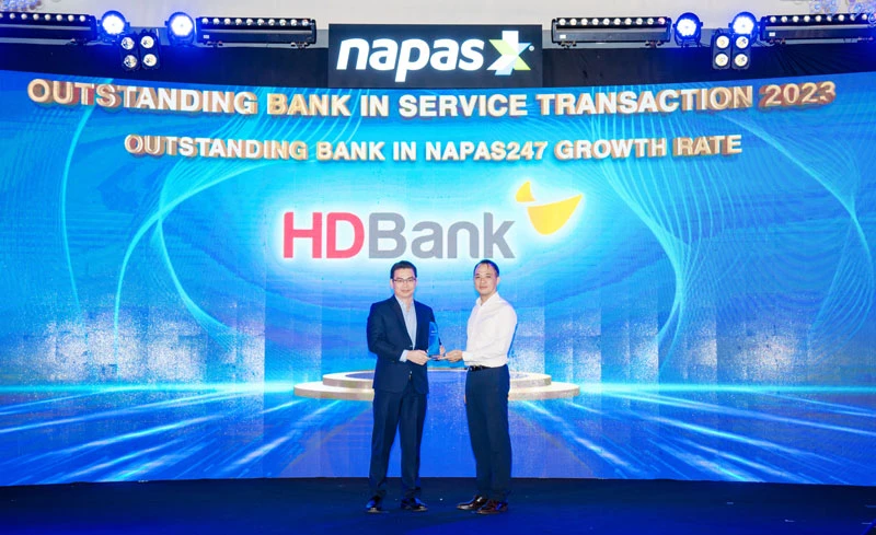 Anh Đỗ Vân Vũ – Phó Giám đốc Trung tâm thẻ đại diện ngân hàng nhận giải thưởng tại Hội nghị.