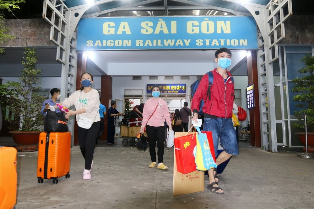 Công nhân Thành phố Hồ Chí Minh vào cổng kiểm soát tại ga Sài Gòn về quê đón Tết Quý mão 2023 . (Ảnh: Thanh Vũ/TTXVN)