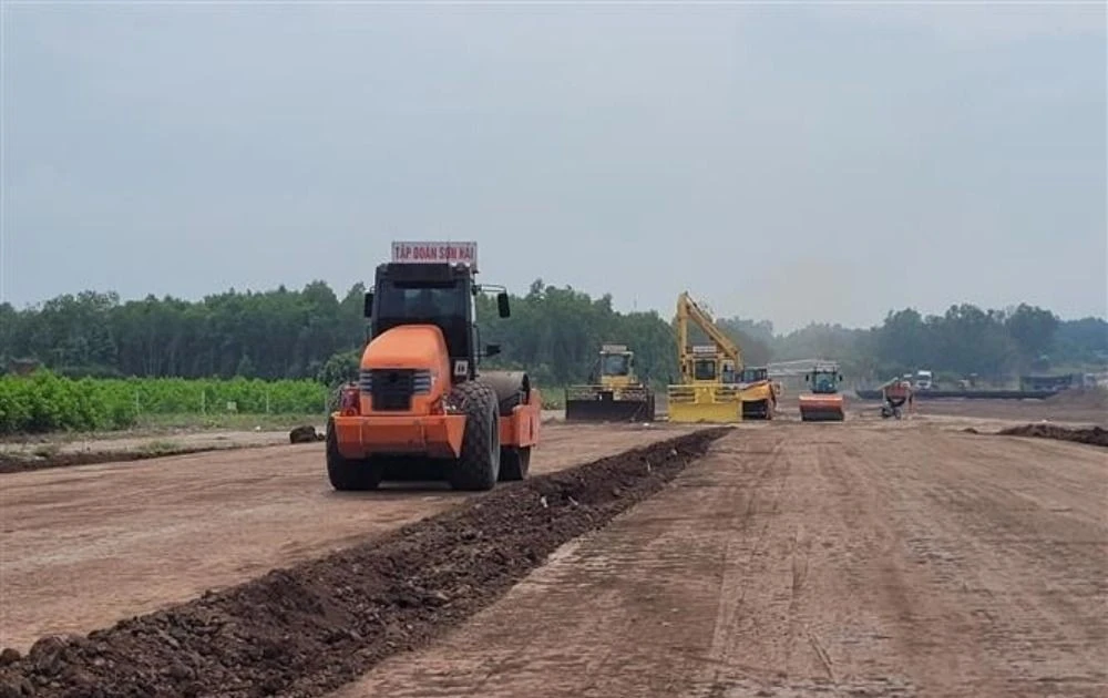 Thi công mặt bằng, lu nền tại điểm đầu dự án thành phần 3 cao tốc Biên Hòa-Vũng Tàu. (Ảnh: Hoàng Nhị/TTXVN)