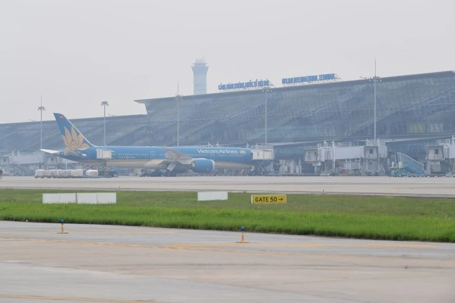 Sương mù dày đặc bao trùm sân bay quốc tế Nội Bài vào sáng sớm nay khiến nhiều chuyến bay không thể cất/hạ cánh
