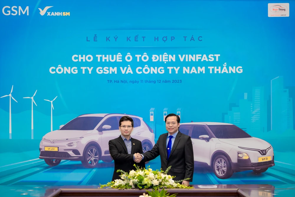 Ông Nguyễn Văn Thanh - Tổng Giám đốc Công ty GSM toàn cầu (trái) và ông Trần Bá Thắng - Chủ tịch Hội đồng quản trị kiêm Tổng Giám đốc Công ty Nam Thắng tại lễ ký kết.