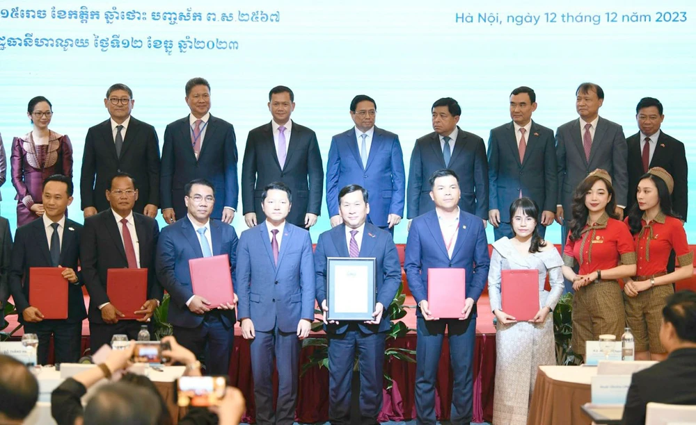  Tổng giám đốc Vietjet Đinh Việt Phương (hàng đầu, thứ 5 từ phải sang) nhận chứng nhận đường bay mới trước sự chứng kiến của Thủ tướng Việt Nam Phạm Minh Chính và Thủ tướng Campuchia Hun Manet.
