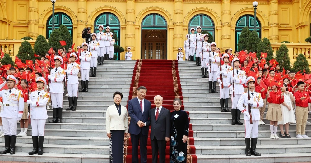 Tổng Bí thư Nguyễn Phú Trọng và Phu nhân chủ trì Lễ đón Tổng Bí thư, Chủ tịch nước Trung Quốc Tập Cận Bình và Phu nhân. (Ảnh: Trí Dũng/TTXVN)