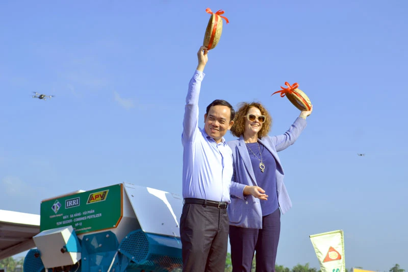 Phó Thủ tướng Trần Lưu Quang cùng bà Carolyn Turk, Giám đốc WB tại Việt Nam trực tiếp hoàn thành mẻ lúa giống và đổ mẻ lúa đầu tiên vào máy gieo sạ theo mô hình canh tác lúa thông minh.