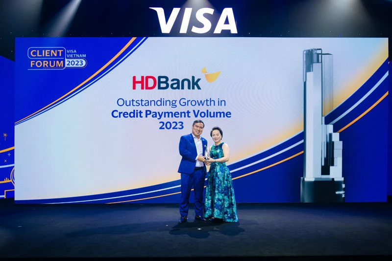 Anh Đàm Thế Thái - Giám đốc Trung tâm thẻ đại diện ngân hàng HDBank nhận giải thưởng “Ngân hàng tăng trưởng ấn tượng Doanh số giao dịch trên Thẻ tín dụng 2023" từ VISA