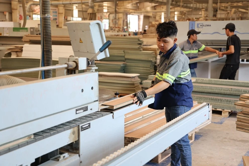 Công nhân Công ty ILA sản xuất đồ gỗ cho đơn hàng xuất khẩu. (Ảnh: Minh Hưng/TTXVN)