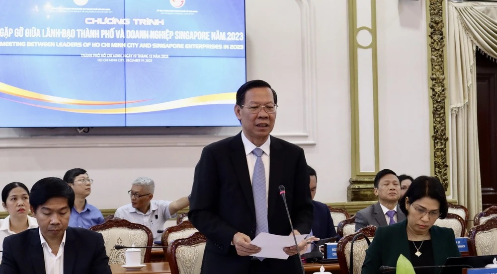 Chủ tịch Ủy ban Nhân dân Thành phố Hồ Chí Minh Phan Văn Mãi phát biểu tại cuộc gặp gỡ doanh nghiệp Singapore. (Ảnh: Xuân Anh/TTXVN)