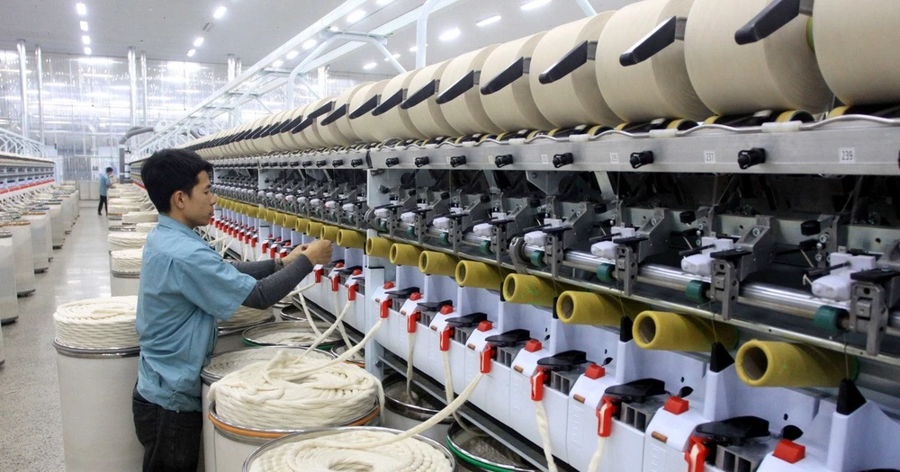 Sản xuất sợi tại Cụm Công nghiệp Vũ Ninh, huyện Kiến Xương. (Ảnh: Thế Duyệt/TTXVN)