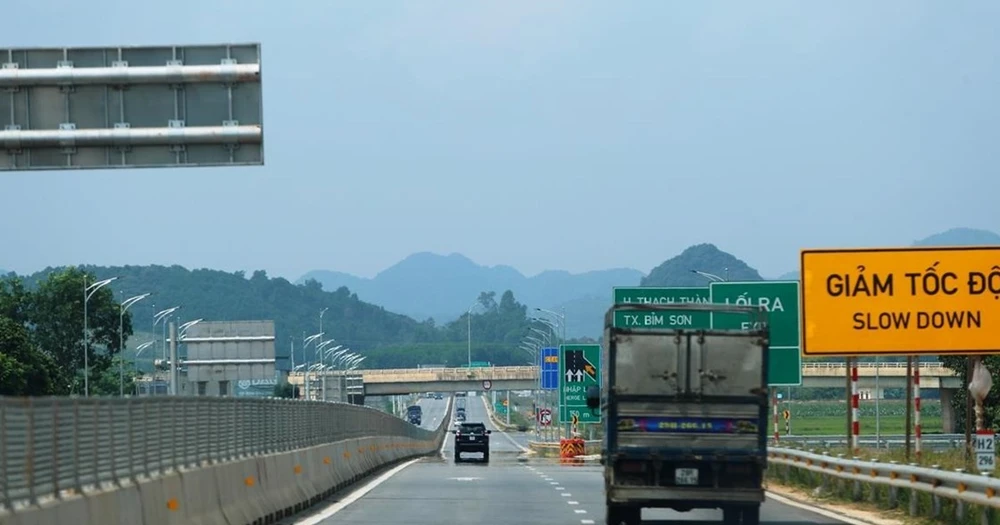 Phương tiện lưu thông trên đoạn tuyến Cao tốc Bắc-Nam được đưa vào vận hành, khai thác. (Ảnh: Việt Hùng/Vietnam+)