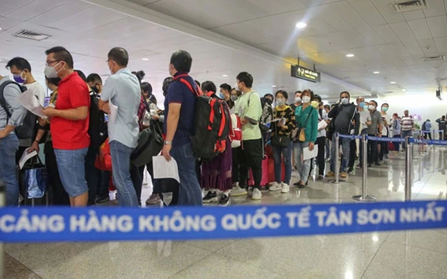 Hành khách làm thủ tục an ninh tại sân bay Tân Sơn Nhất (TP Hồ Chí Minh). (Ảnh: NLĐ)