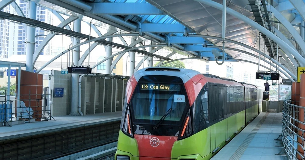 Dự án đường sắt đô thị Nhổn - Ga Hà Nội đang dần khẩn trương hoàn thiện để đưa vào sử dụng, góp phần gia tăng tỷ trọng vận tải hành khách công cộng bằng phương tiện xanh ở Thủ đô. (Ảnh: Tuấn Anh/TTXVN)