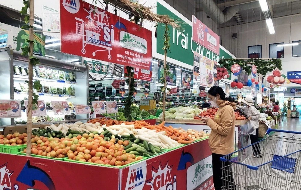 Khách mua hàng trong siêu thị tại Thành phố Hồ Chí Minh. (Ảnh: Mỹ Phương/TTXVN)