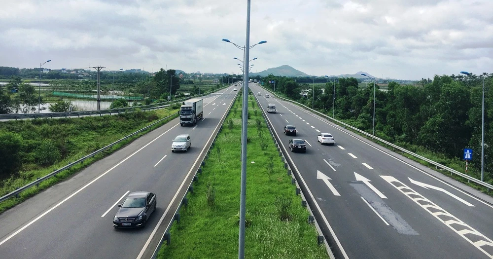 Phương tiện lưu thông trên một đoạn tuyến cao tốc được đưa vào khai thác, vận hành. (Ảnh: PV/Vietnam+)
