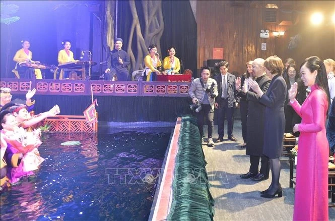 Phu nhân Chủ tịch nước - bà Phan Thị Thanh Tâm cùng Phu nhân Tổng thống Cộng hòa Liên bang Đức - bà Elke Büdenbender tặng hoa các nghệ sĩ Nhà hát múa rối Thăng Long. Ảnh: Minh Đức/TTXVN
