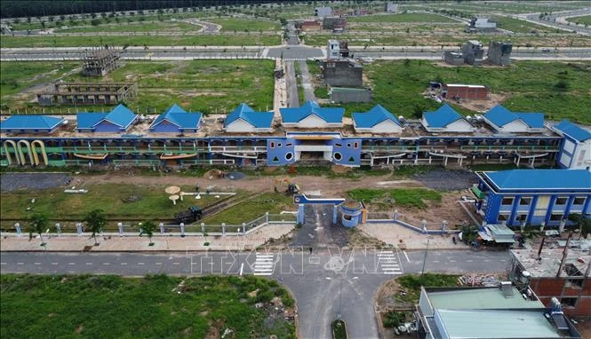 Trường học tại Khu tái định cư Lộc An - Bình Sơn xây dựng dang dở nay được tái khởi động. Ảnh tư liệu: TTXVN phát