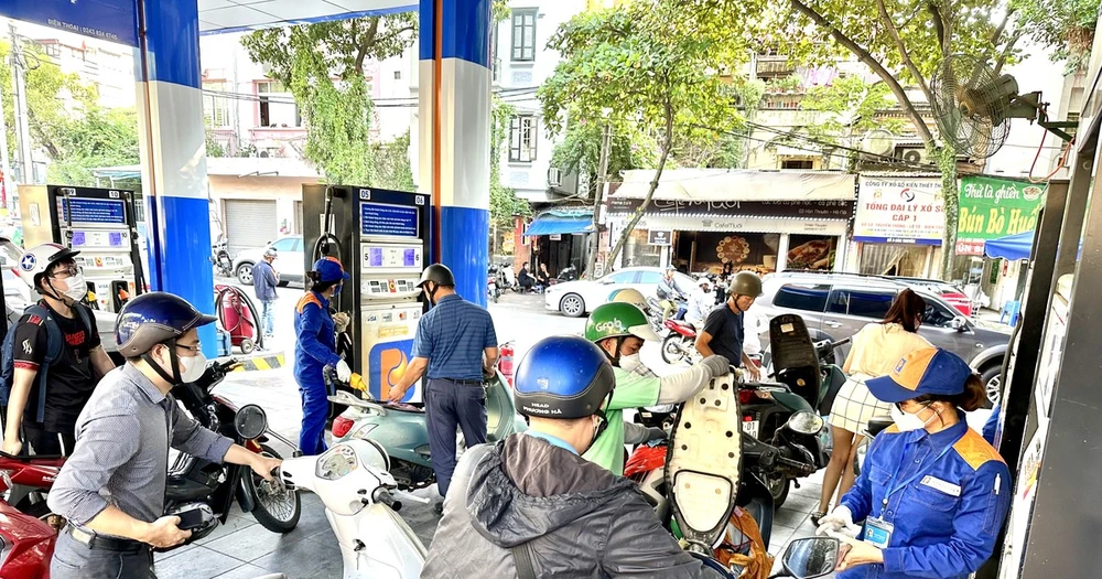 Một điểm bán xăng của Petrolimex tại Hà Nội. (Ảnh: Xuân Quảng/Vietnam+)
