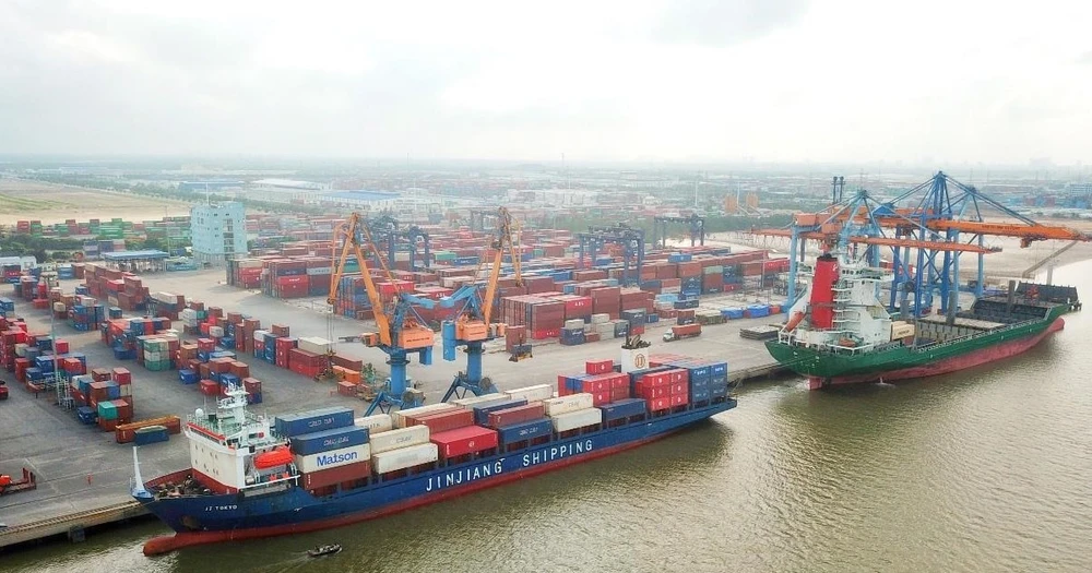 Bốc xếp hàng hóa container tại một cảng biển ở Việt Nam. (Ảnh: PV/Vietnam+)