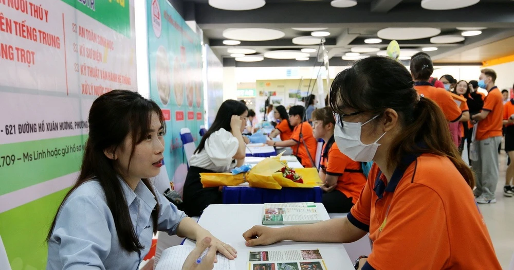 Đông đảo người lao động tìm việc tại Ngày hội việc làm ngành nghề kiến trúc, xây dựng do Trường Đại học Công nghệ Tp. Hồ Chí Minh tổ chức. (Ảnh: Thanh Vũ/TTXVN)