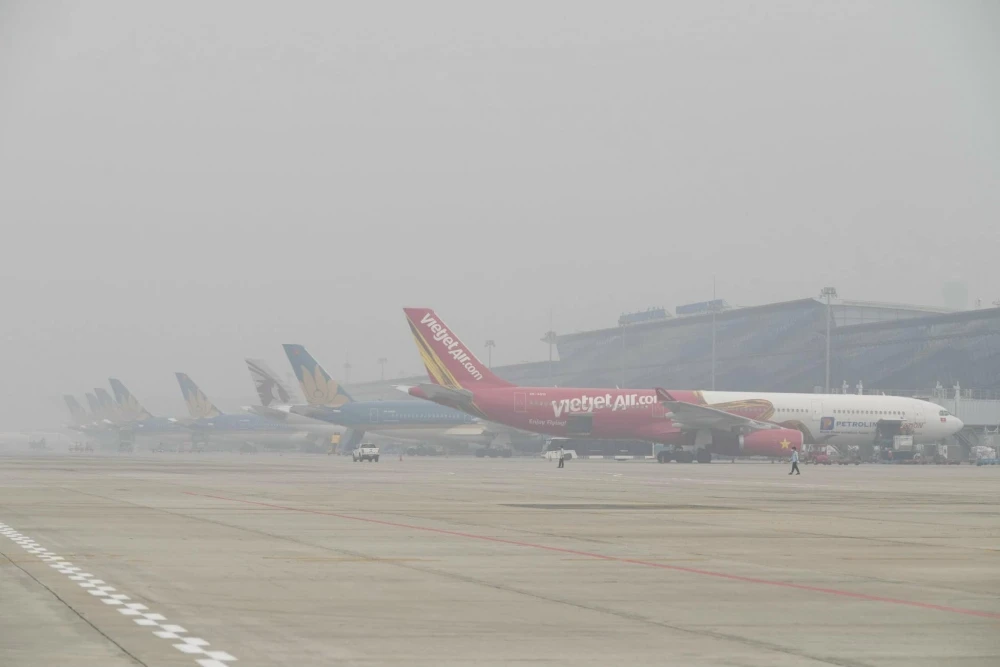 Sương mù dày đặc vào sáng 2/2 khiến nhiều chuyến bay đến Nội Bài không thể cất, hạ cánh.