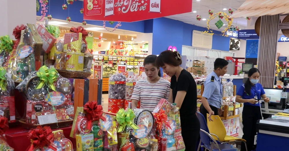 Người dân mua hàng hóa tại Siêu thị Co.opmart. (Ảnh: Lê Huy Hải/TTXVN)