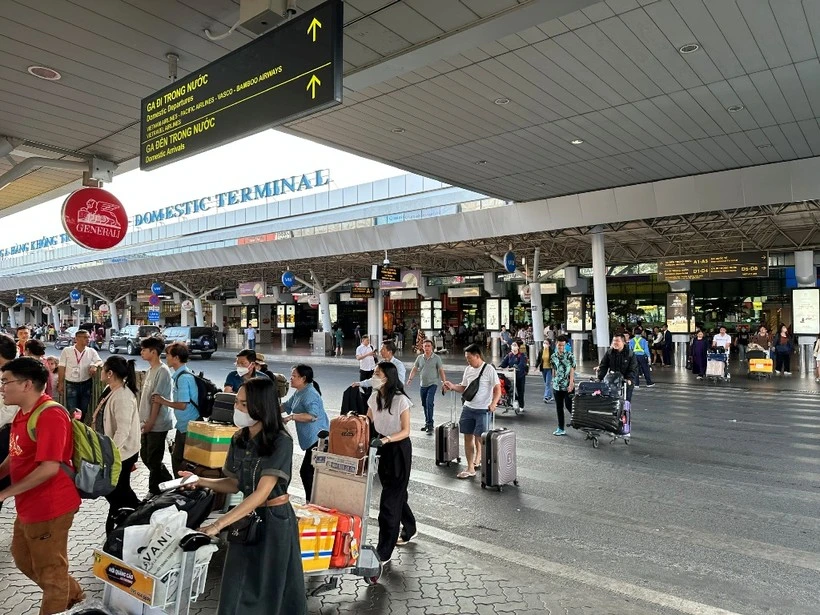 Sân bay Tân Sơn Nhất đón lượng khách qua cảng đạt mức rất cao trong ngày làm việc đầu tiên sau lỳ nghỉ Tết Nguyên đán Giáp Thìn. (Ảnh: PV/Vietnam+) 