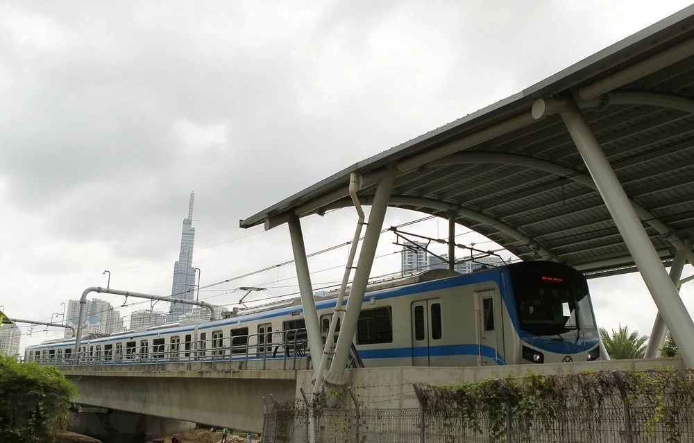 Đoàn tàu đầu tiên của tuyến Metro số 1 (Bến Thành-Suối Tiên) chạy thử nghiệm. (Ảnh: Thanh Vũ/TTXVN)