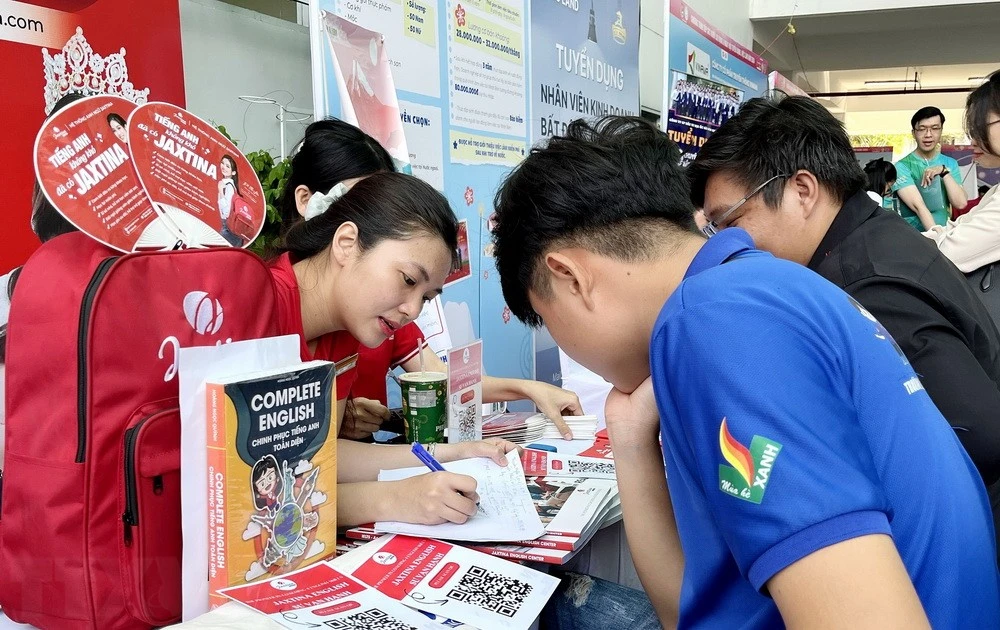 Thanh niên, sinh viên học sinh tìm kiếm việc làm tại Ngày hội tuyển dụng việc làm năm 2024. (Ảnh: Thanh Vũ/TTXVN)