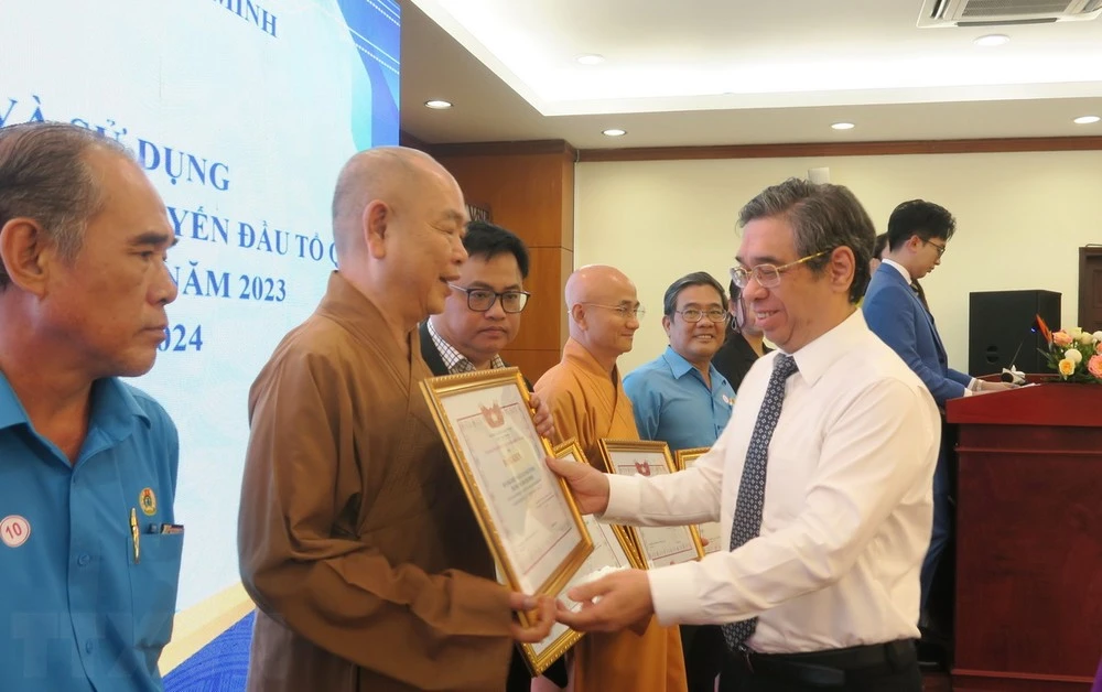 Phó Bí thư Thành ủy Thành phố Hồ Chí Minh Nguyễn Phước Lộc tặng Bằng khen cho các tập thể, cá nhân. (Ảnh: Đinh Hằng/TTXVN)