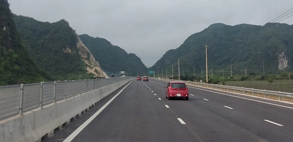 Phương tiện lưu thông trên một đoạn tuyến cao tốc được đưa vào vận hành, khai thác. (Ảnh: Việt Hùng/Vietnam+)
