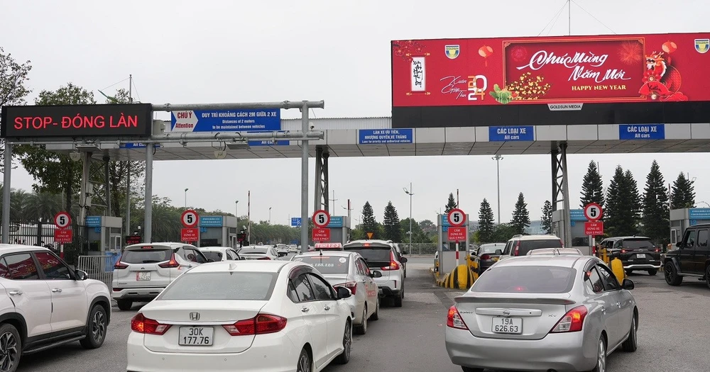 Phương tiện lưu thông qua trạm thu với ôtô ra vào sân đỗ tại Cảng Hàng không Quốc tế Nội Bài. (Ảnh: Việt Hùng/Vietnam+)