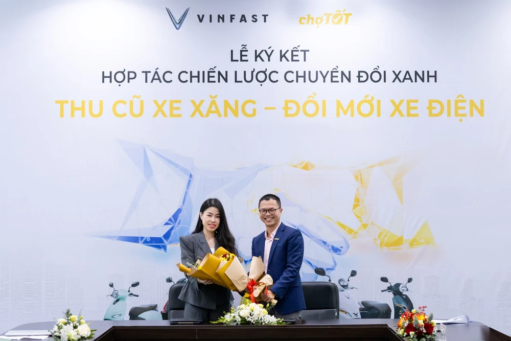 Bà Dương Thị Thu Trang - Tổng giám đốc VinFast Thị trường Việt Nam và ông Nguyễn Trọng Tấn - Tổng giám đốc Chợ Tốt tại lễ ký kết hợp tác. 