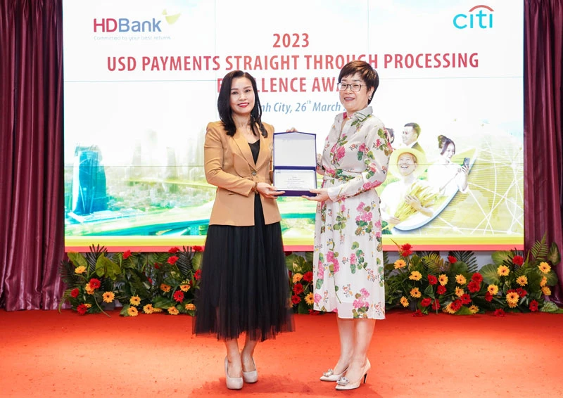 Bà Trần Thu Hương- Giám đốc Khối Vận hành HDBank- đại diện HDBank nhận giải từ đại diện Citibank
